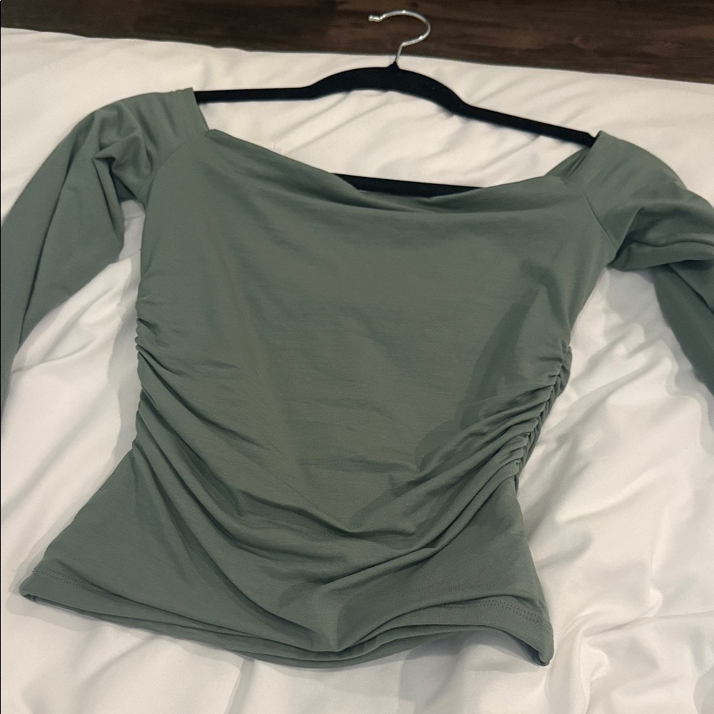 A&f Green Off-Shoulder Women's Top - Picture 5 of 5